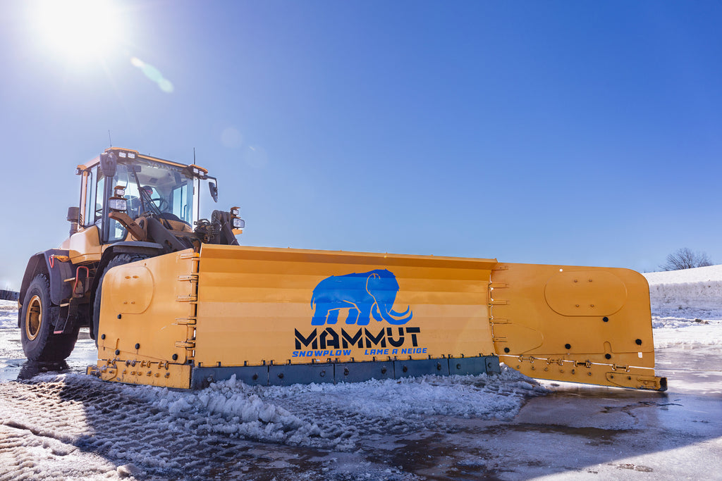Photo principale des lames à neige MAMMUT. Photo d'un camion déneigeur en action. Logo des Industries Mammouth Inc. 