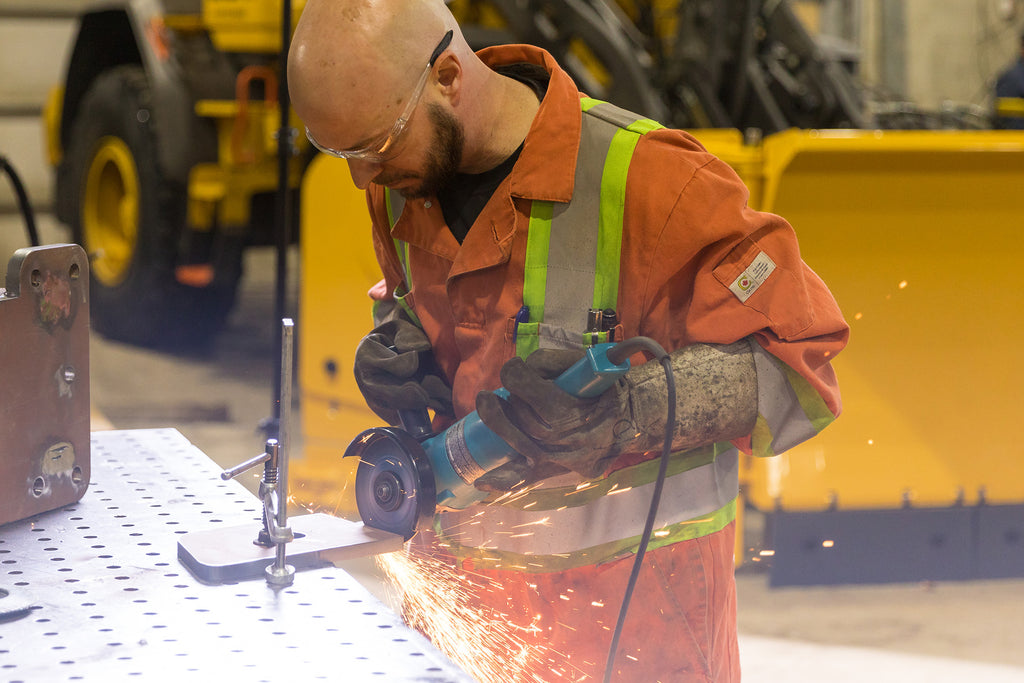 Employé des Industries Mammouths en train d'effectuer un travail d'usinage sur un projet industriel. 